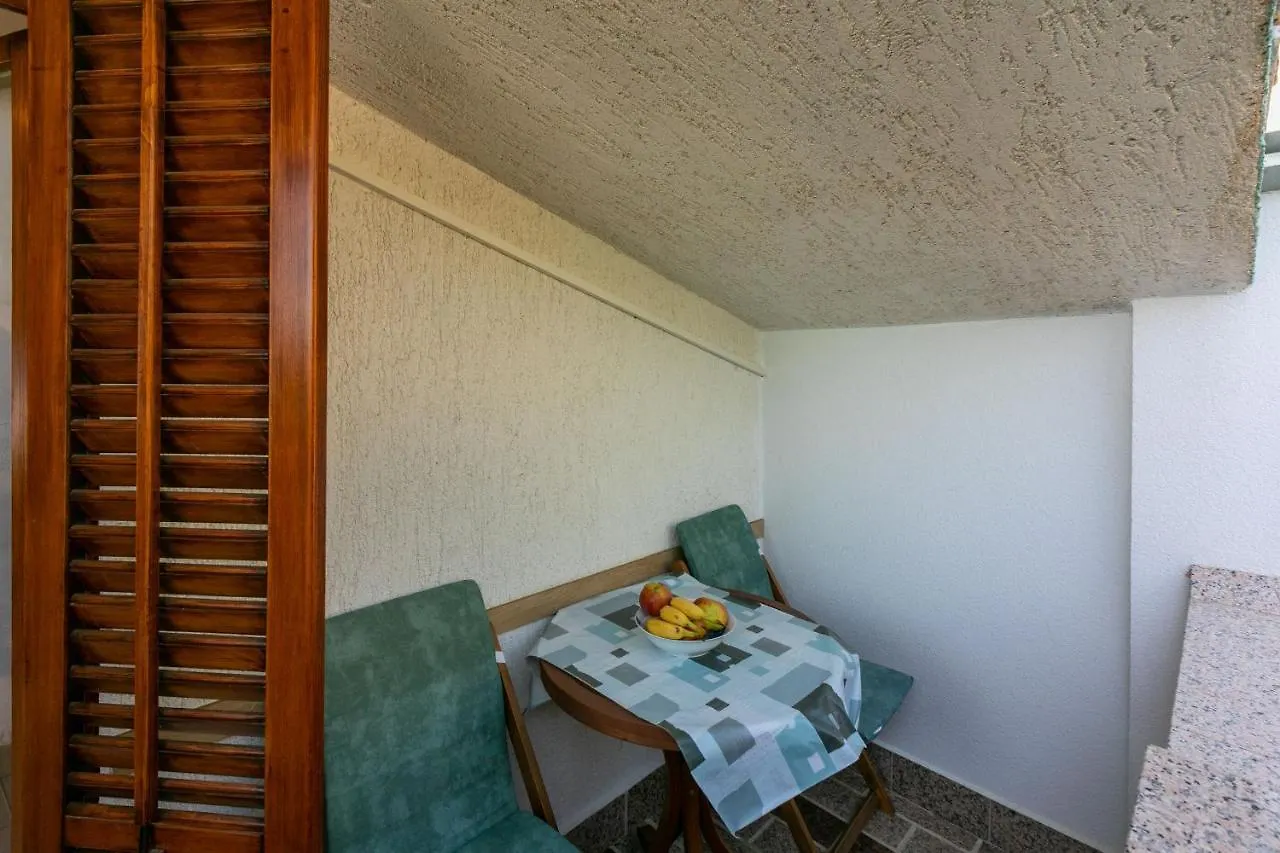 Apartment Nada Mundanije 0*,